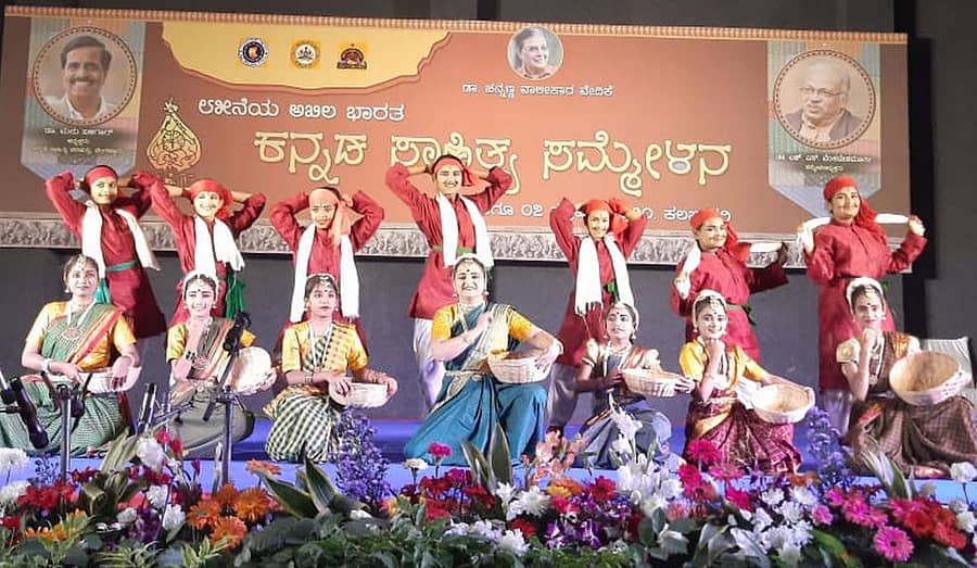 ಕಲಬುರ್ಗಿಯಲ್ಲಿ ನಡೆದಿದ್ದ 85ನೇ ಅಖಿಲ ಭಾರತ ಕನ್ನಡ ಸಾಹಿತ್ಯ ಸಮ್ಮೇಳನದಲ್ಲಿ ಜಾನಪದ ನೃತ್ಯ ಪ್ರದರ್ಶಿಸಿ ಪ್ರೇಕ್ಷಕರ ಗಮನ ಸೆಳೆದಿದ್ದ ರಾಣಿ ಸತ್ಯಮೂರ್ತಿ ನೇತೃತ್ವದ ಕಲಾವಿದರ ತಂಡ