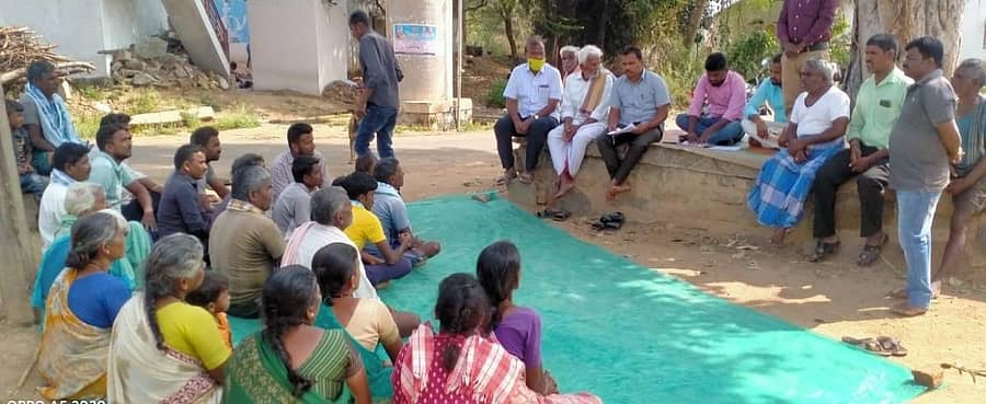 ಗ್ರಾಮವೊಂದರಲ್ಲಿ ಕುರುಬ ಕುಟುಂಬಗಳಿಂದ ಮಾಹಿತಿ ಸಂಗ್ರಹಿಸುತ್ತಿರುವ ಅಧ್ಯಯನ ತಂಡ