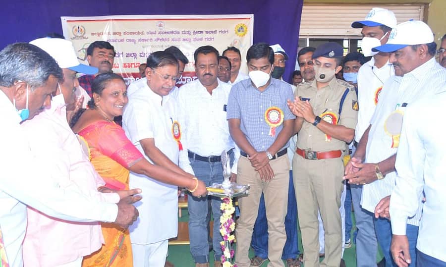 ಶನಿವಾರ ನಡೆದ ಜಿಲ್ಲಾ ಮಟ್ಟದ ಸರ್ಕಾರಿ ನೌಕರರ ಕ್ರೀಡಾಕೂಟ ಹಾಗೂ ಸಾಂಸ್ಕೃತಿಕ ಸ್ಪರ್ಧೆಯನ್ನು ವಿಧಾನ ಪರಿಷತ್ ಸದಸ್ಯ ಎಸ್.ವಿ.ಸಂಕನೂರ ಉದ್ಘಾಟಿಸಿದರು.