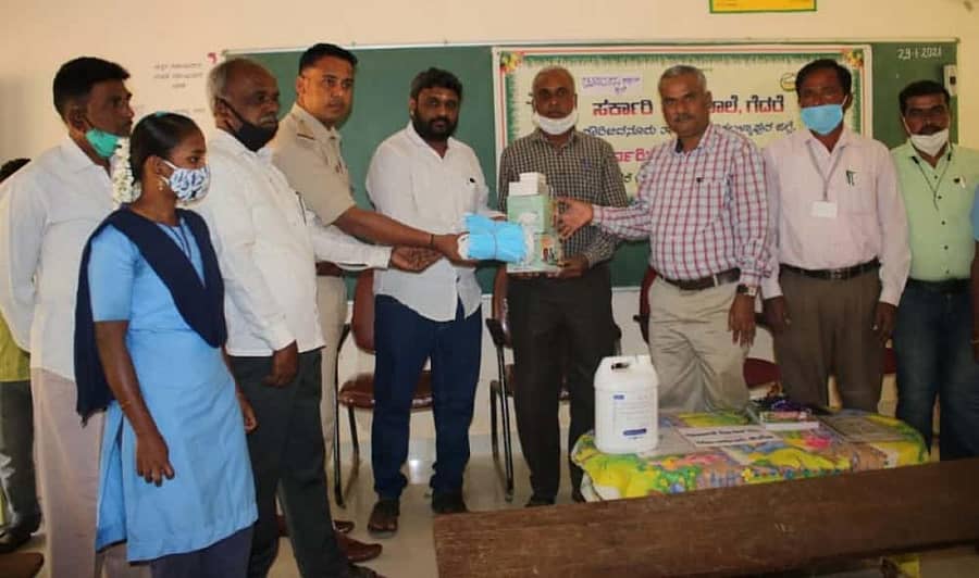ಗೆದರೆ ಸರ್ಕಾರಿ ಪ್ರೌಢಶಾಲೆಗೆ ಕೋವಿಡ್ ಸುರಕ್ಷತಾ ಪರಿಕರಗಳನ್ನು ವಿತರಣೆ ಮಾಡಿದ ನಮ್ಮ ಚಾಲಕರ ಯೂನಿಯನ್ ಟ್ರೇಡ್‌ನ ಗೌರವಾಧ್ಯಕ್ಷ ಕೆ.ಎಚ್. ಪದ್ಮರಾಜ್ ಜೈನ್
