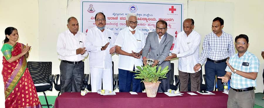 ಕಲಬುರ್ಗಿಯ ಎಂ.ಎಸ್. ಇರಾಣಿ ಪದವಿ ಮಹಾವಿದ್ಯಾಲಯದಲ್ಲಿ ಆಯೋಜಿಸಿದ್ದ ರಕ್ತದಾನ ಶಿಬಿರವನ್ನು ಪ್ರೊ.ಸೊನಾರ ನಂದಪ್ಪ ಡಿ. ಉದ್ಘಾಟಿಸಿದರು