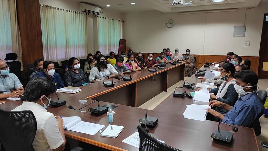 ಜಿಲ್ಲಾಧಿಕಾರಿ ಕಚೇರಿ ಸಭಾಂಗಣದಲ್ಲಿ ಶನಿವಾರ ನಡೆದ ಧನಶ್ರೀ, ಲಿಂಗತ್ವ ಅಲ್ಪಸಂಖ್ಯಾತರ ಪುರ್ನವಸತಿ ಯೋಜನೆಯ ಫಲಾನುಭವಿಗಳ ಆಯ್ಕೆ, ದಮನಿತ ಮಹಿಳೆಯರ ಸಲಹಾ ಸಮಿತಿ ಹಾಗೂ ತರಬೇತಿ ಆಯ್ಕೆ ಸಮಿತಿ ಸಭೆ ನಡೆಯಿತು.