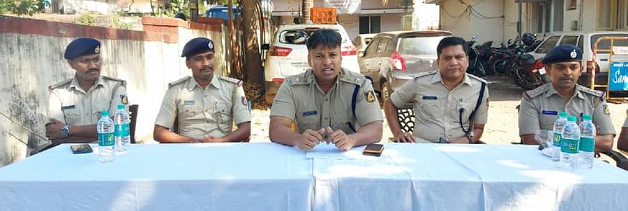 ವಿದ್ಯಾರ್ಥಿಗಳ ಸುಲಿಗೆ ಪ್ರಕರಣ ಸಂಬಂಧ ಎಸ್‌ಪಿ ವಿಷ್ಣುವರ್ಧನ್‌ ಭಾನುವಾರ ಮಣಿಪಾಲ ಠಾಣೆಯಲ್ಲಿ ಸುದ್ದಿಗೋಷ್ಠಿ ನಡೆಸಿದರು.