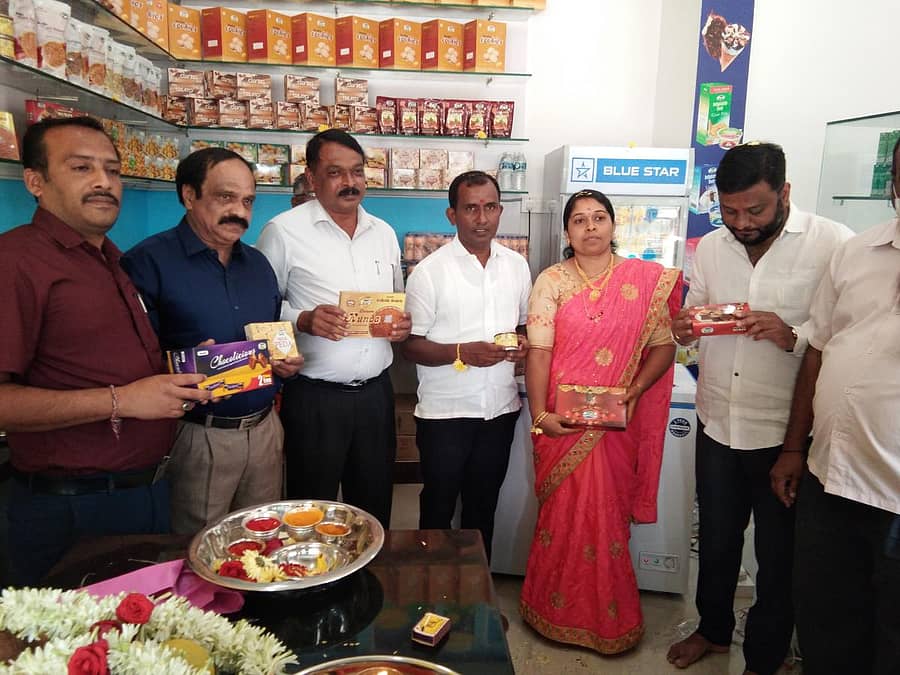 ಹಾಸನದ ರಿಂಗ್ ರಸ್ತೆಯಲ್ಲಿ ನಂದಿನಿ ಉತ್ಪನ್ನಗಳ ಮಾರಾಟ ಮಳಿಗೆಯನ್ನು ಪಶುಪಾಲನೆ ಇಲಾಖೆ ನಿವೃತ್ತ ಸಹಾಯಕ ನಿರ್ದೇಶಕ ಡಾ.ಎಚ್.ಎಸ್.ಮೋಹನ್‍ದಾಸ್ ಉದ್ಘಾಟಿಸಿದರು. ಹಾಸನ ಹಾಲು ಒಕ್ಕೂಟದ ಪ್ರಧಾನ ವ್ಯವಸ್ಥಾಪಕ ಗೋವಿಂದರಾಜು, ಉಪ ವ್ಯವಸ್ಥಾಪಕ ಪ್ರಿಯರಂಜನ್ ಇದ್ದರು.