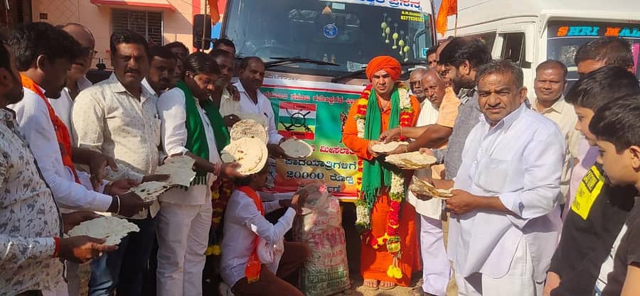 ಪಾದಯಾತ್ರೆಗೆ ಬಂದ ಗದಗ ಜಿಲ್ಲೆಯ ಗಜೇಂದ್ರಗಡ ಮತ್ತು ಉಣಚಗೇರಿ ಭಕ್ತರು 20 ಸಾವಿರ ರೊಟ್ಟಿಗಳನ್ನು ಬಸವ ಜಯಮೃತ್ಯುಂಜಯ ಸ್ವಾಮೀಜಿ ಅವರಿಗೆ ಸಮರ್ಪಿಸಿದರು