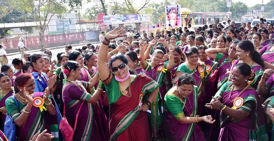 ಕಬುರ್ಗಿಯಲ್ಲಿ ಭಾನುವಾರ ನಡೆದ ಸಾವಿತ್ರಿಬಾಯಿ ಫುಲೆ ಭಾವಚಿತ್ರದ ಮೆರವಣಿಗೆಯಲ್ಲಿ ಶಿಕ್ಷಕಿಯರು ನೃತ್ಯ ಮಾಡಿ ಸಂಭ್ರಮಿಸಿದ್ದು ಹೀಗೆ