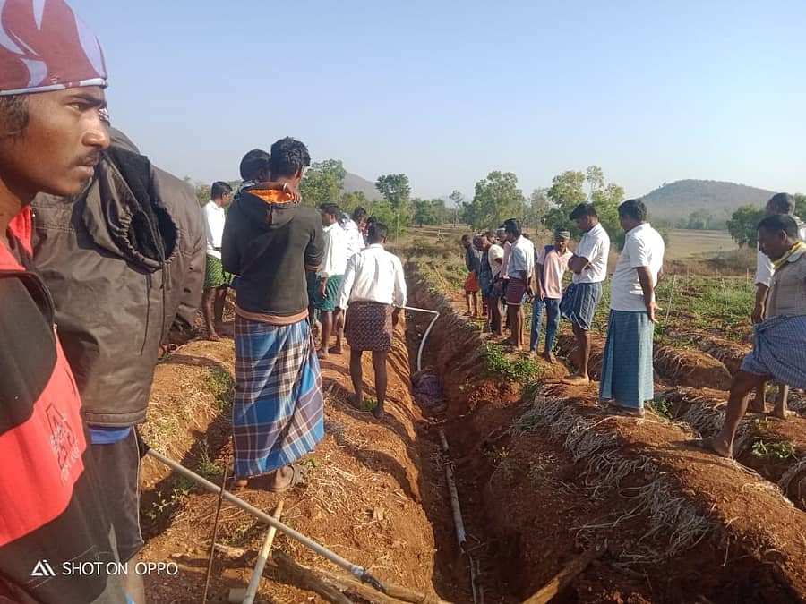 ಆನೆ ದಾಳಿಯಿಂದ ಮೃತಪಟ್ಟಿರುವ ವ್ಯಕ್ತಿಯನ್ನು ಸ್ಥಳೀಯರು ವಿಕ್ಷೀಸಿದರು.