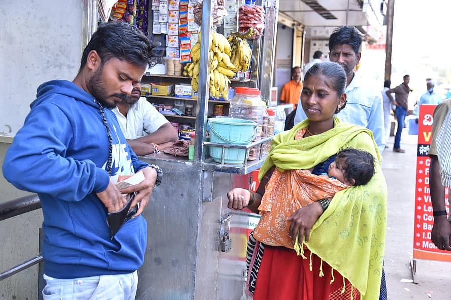 ಹಾವೇರಿ ನಗರದಲ್ಲಿ ಭಿಕ್ಷೆ ಬೇಡುತ್ತಿರುವ ಮಹಿಳೆ