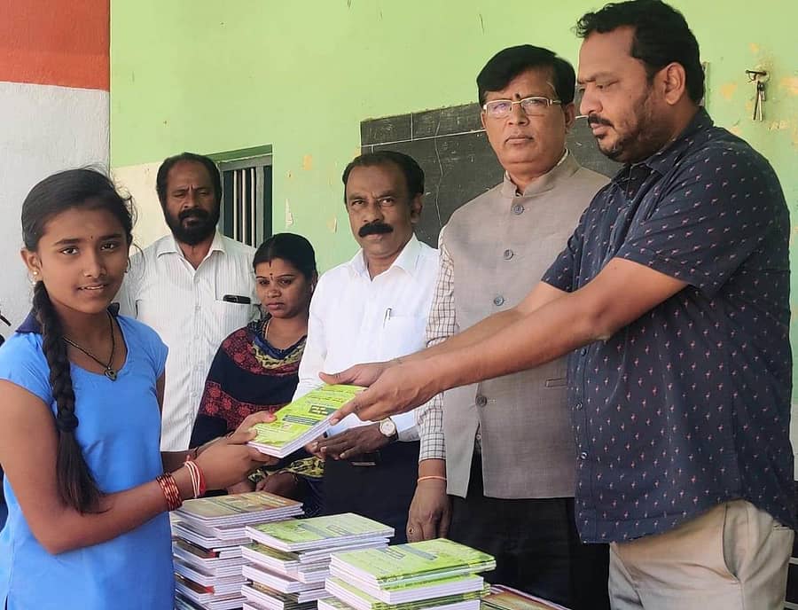 ಶಿಕ್ಷಕರ ಗೆಳೆಯರ ಬಳಗದಿಂದ ತಾಲ್ಲೂಕಿನ ಹರಟಿ ಸರ್ಕಾರಿ ಹಿರಿಯ ಪ್ರಾಥಮಿಕ ಶಾಲೆಯಲ್ಲಿ ಶನಿವಾರ ಉಚಿತ ನೋಟ್ ಪುಸ್ತಕ ವಿತರಿಸಲಾಯಿತು