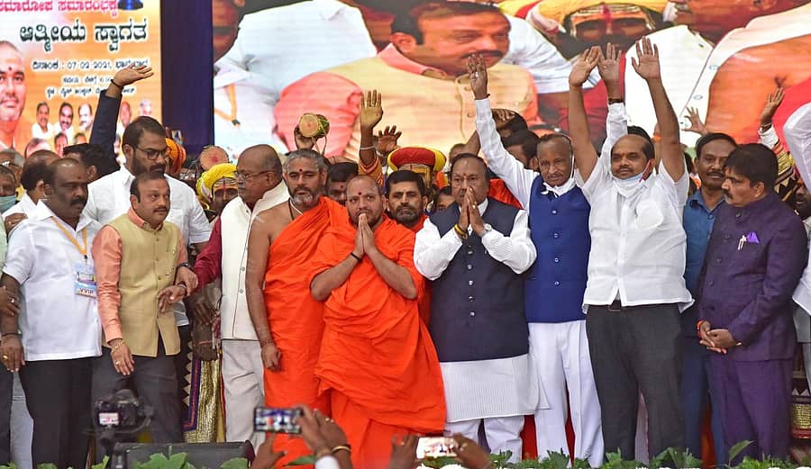 ಬೆಂಗಳೂರಿನ ಬಿಐಇಸಿ ಮೈದಾನದಲ್ಲಿ ಭಾನುವಾರ ಆಯೋಜಿಸಿದ್ದ ಸಮಾವೇಶದಲ್ಲಿ ಕುರುಬರ ಎಸ್.ಟಿ. ಹೋರಾಟ ಸಮಿತಿಖಜಾಂಜಿ ಕೆ.ಇ. ಕಾಂತೇಶ್, ಮಾಜಿ ಸಚಿವ ಎಚ್.ಎಂ.ರೇವಣ್ಣ, ಕಾಗಿನೆಲೆ ಕನಕ ಗುರುಪೀಠದ ನಿರಂಜನಾನಂದಪುರಿ ಸ್ವಾಮೀಜಿ, ಹೊಸದುರ್ಗ ಶಾಖಾ ಮಠದ ಈಶ್ವರಾನಂದಪುರಿ ಸ್ವಾಮೀಜಿ, ಸಚಿವರಾದ ಕೆ. ಎಸ್. ಈಶ್ವರಪ್ಪ, ಎಂ.ಟಿ.ಬಿ.ನಾಗರಾಜ್, ಶಾಸಕ ಬಂಡೆಪ್ಪ ಕಾಶೆಂಪುರ ಮತ್ತು ಸಚಿವ ಆರ್. ಶಂಕರ್ ಇದ್ದಾರೆ –ಪ್ರಜಾವಾಣಿ ಚಿತ್ರ