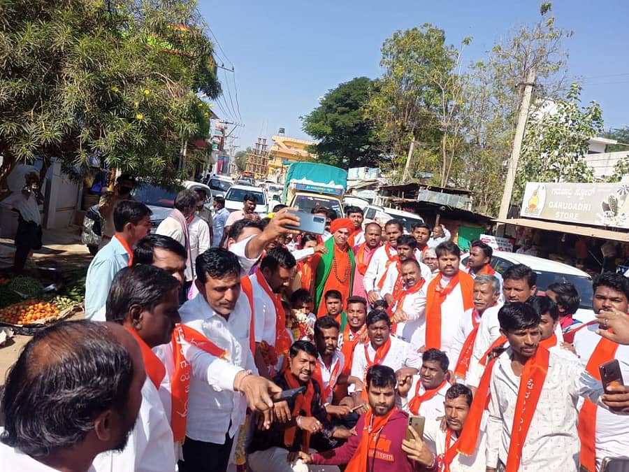 ಪಾದಯಾತ್ರೆಯಲ್ಲಿ ಲಿಂಗಾಯತ ಪಂಚಮಸಾಲಿ ಕೂಡಲಸಂಗಮ ಪೀಠದ ಬಸವ ಮೃತ್ಯುಂಜಯ ಸ್ವಾಮೀಜಿ