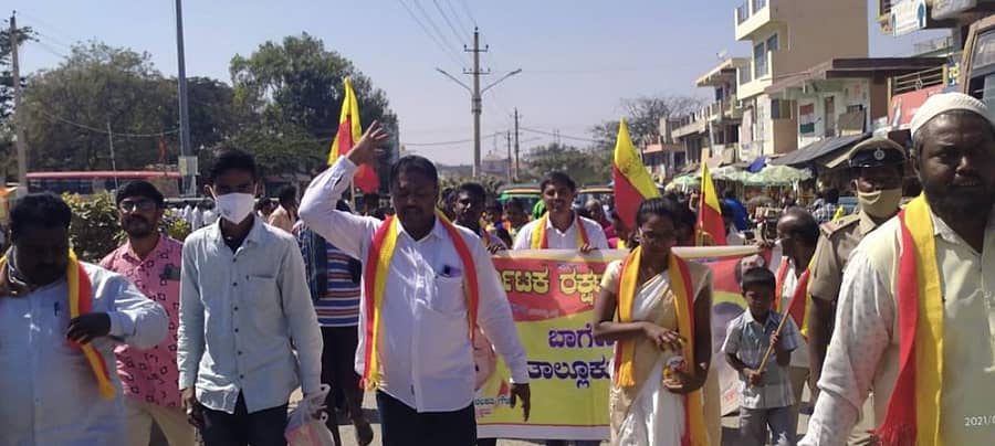 ಬಾಗೇಪಲ್ಲಿ ಪಟ್ಟಣದ ಮುಖ್ಯರಸ್ತೆಯಲ್ಲಿ ಕರವೇ ಕಾರ್ಯಕರ್ತರು ಸಂಭ್ರಮಾಚರಣೆ ಮಾಡಿದರು