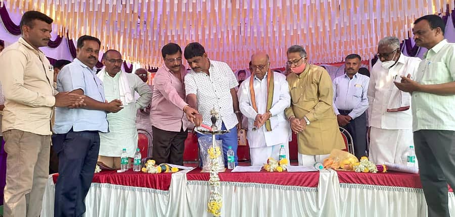 ಮಳವಳ್ಳಿ ತಾಲ್ಲೂಕಿನ ಕೆಂಬೂತಗೆರೆ ಗ್ರಾಮದಲ್ಲಿ ನಡೆದ ಕಾರ್ಯಕ್ರಮವನ್ನು ಸಂಸದ ಡಿ.ಕೆ.ಸುರೇಶ್ ಉದ್ಘಾಟಿಸಿದರು