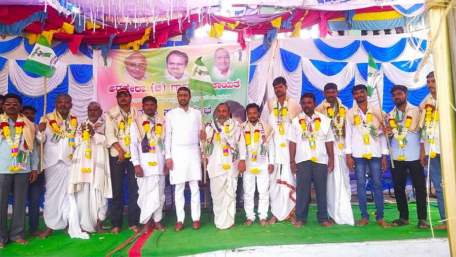 ಅರಿಕೇರಾ.ಬಿ ಗ್ರಾಮಕ್ಕೆ ಆಯ್ಕೆಯಾದ ನೂತನ ಸದಸ್ಯರನ್ನು ಸನ್ಮಾನಿಸಲಾಯಿತು