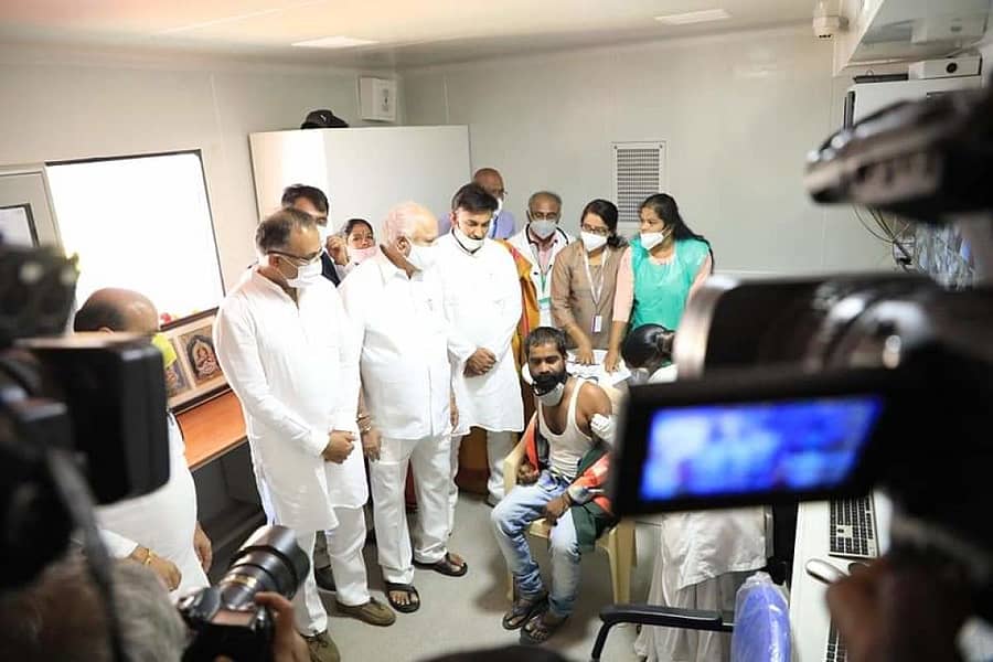 ಮುಖ್ಯಮಂತ್ರಿ ಬಿ.ಎಸ್.ಯಡಿಯೂರಪ್ಪ ಹಾಗೂ ಸಚಿವರ ಸಮ್ಮುಖದಲ್ಲಿ ಲಸಿಕೆ ಹಾಕಿಸಿಕೊಂಡ ಬಿಬಿಎಂಪಿ ಪೌರ ಕಾರ್ಮಿಕ ರಮೇಶ್