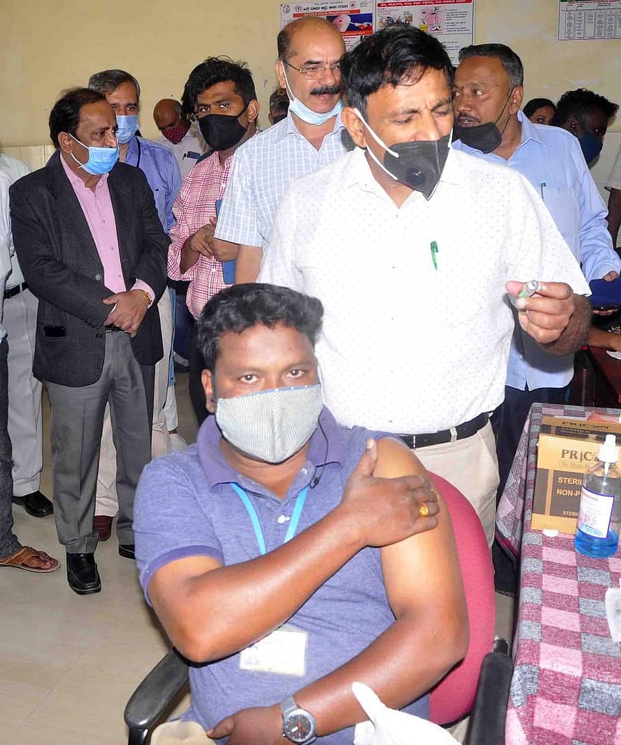 ಹಾಸನ ವೈದ್ಯಕೀಯ ವಿಜ್ಞಾನ ಸಂಸ್ಥೆಯಲ್ಲಿ ಎರಡನೇ ಹಂತದ ಕೋವಿಡ್ ಲಸಿಕೆ ಅಭಿಯಾನದಲ್ಲಿ ಕಂದಾಯ ಇಲಾಖೆ ಸಿಬ್ಬಂದಿ ಲಸಿಕೆ ಹಾಕಿಸಿಕೊಂಡರು.