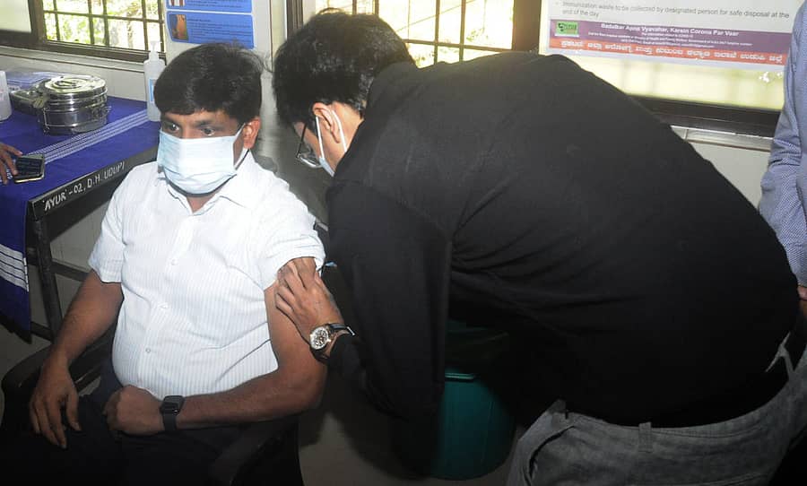 ಸೋಮವಾರ ಡಿಎಚ್ಒ ಕಚೇರಿಯಲ್ಲಿ ಜಿಲ್ಲಾಧಿಕಾರಿ ಜಿ.ಜಗದೀಶ್ ಕೋವಿಡ್ ಲಸಿಕೆ ಪಡೆದುಕೊಂಡರು.