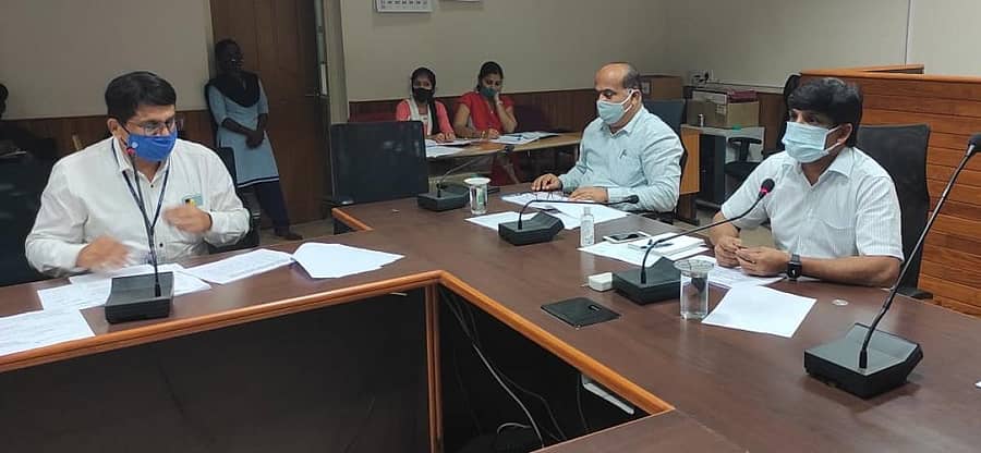 ಸೋಮವಾರ ಜಿಲ್ಲಾಧಿಕಾರಿ ಕಚೇರಿಯಲ್ಲಿ ಬಾಲಕಾರ್ಮಿಕ ಯೋಜನಾ ಸಂಘದ ಸಲಹಾ ಸಮಿತಿ ಮತ್ತು ಕಾರ್ಯಕಾರಿ ಸಮಿತಿ ಸಭೆ ನಡೆಯಿತು.