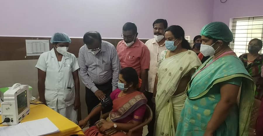 ಕೋಲಾರದ ಎಸ್ಎನ್ಆರ್ ಜಿಲ್ಲಾ ಆಸ್ಪತ್ರೆಯಲ್ಲಿ ಸೋಮವಾರ ಜಿಲ್ಲಾಧಿಕಾರಿ ಸಿ.ಸತ್ಯಭಾಮ ಅವರಿಗೆ ಕೋವಿಡ್ ಲಸಿಕೆ ನೀಡುವುದಕ್ಕೂ ಮುನ್ನ ರಕ್ತದೊತ್ತಡ ತಪಾಸಣೆ ಮಾಡಲಾಯಿತು.