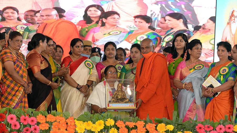 ಹರಿಹರ ತಾಲ್ಲೂಕಿನ ರಾಜನಹಳ್ಳಿಯಲ್ಲಿ ಸೋಮವಾರ ಆರಂಭಗೊಂಡ ಮಹರ್ಷಿ ವಾಲ್ಮೀಕಿ ಜಾತ್ರೆಯ ಮಾತೆ ಶಬರಿ ಮಹಿಳಾ ಜಾಗೃತಿ ಸಮಾವೇಶದಲ್ಲಿ ಹಂಪಿ ಕನ್ನಡ ವಿಶ್ವವಿದ್ಯಾಲಯದ ವಿಶ್ರಾಂತ ಕುಲಪತಿ ಡಾ. ಮಲ್ಲಿಕಾ ಘಂಟಿ ಅವರನ್ನು ವಾಲ್ಮೀಕಿ ಗುರುಪೀಠದ ಪ್ರಸನ್ನಾನಂದ ಸ್ವಾಮೀಜಿ ಸನ್ಮಾನಿಸಿದರು. ಚಿತ್ರನಟಿ ಶ್ರುತಿ ಅವರೂ ಇದ್ದರು. ಪ್ರಜಾವಾಣಿ ಚಿತ್ರ / ಸತೀಶ ಬಡಿಗೇರ್