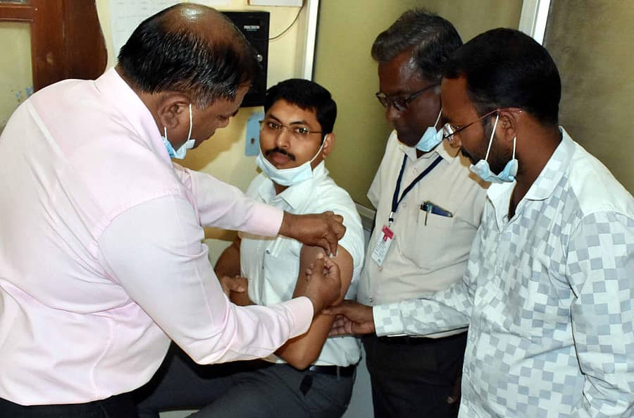 ಬೀದರ್ನ ಪೊಲೀಸ್ ಆರೋಗ್ಯ ಕೇಂದ್ರದಲ್ಲಿ ಜಿಲ್ಲಾಧಿಕಾರಿ ರಾಮಚಂದ್ರನ್ ಆರ್. ಅವರಿಗೆ ಜಿಲ್ಲಾ ಆರೋಗ್ಯ ಮತ್ತು ಕುಟುಂಬ ಕಲ್ಯಾಣ ಅಧಿಕಾರಿ ಡಾ.ವಿ.ಜಿ. ರೆಡ್ಡಿ ಕೋವಿಶೀಲ್ಡ್ ಲಸಿಕೆ ನೀಡಿದರು