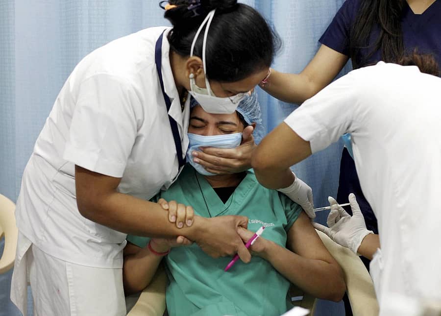 ಆರೋಗ್ಯ ಕಾರ್ಯಕರ್ತರೊಬ್ಬರಿಗೆ ಲಸಿಕೆ ನೀಡುತ್ತಿರುವುದು