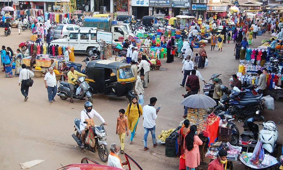 ಹುಬ್ಬಳ್ಳಿಯ ದುರ್ಗದಬೈಲ್‌ನಲ್ಲಿ ಮಾಸ್ಕ್‌ ಇಲ್ಲದೆ ಓಡಾಡುವ ಜನ   ಪ್ರಜಾವಾಣಿ ಚಿತ್ರ: ಗುರು ಹಬೀಬ