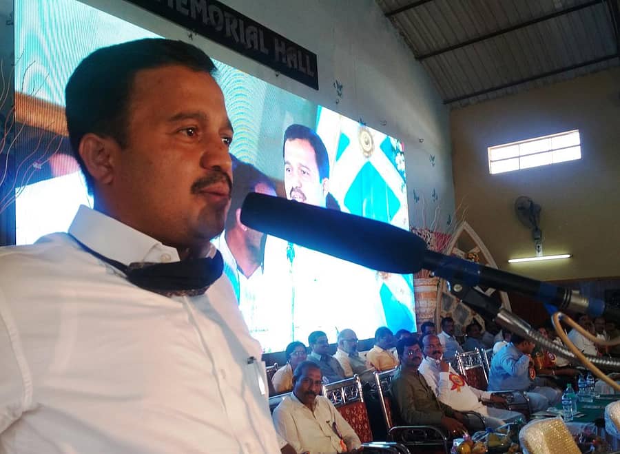 ಬೀರೂರಿನ ಎಸ್.ರಾಧಾಕೃಷ್ಣನ್ ಗುರುಭವನದಲ್ಲಿ ಸೋಮವಾರ ನಡೆದ ಪ್ರಾಥಮಿಕ ಶಾಲಾ ಶಿಕ್ಷಕರ ಸಂಘದ ಕಚೇರಿ ಉದ್ಘಾಟನೆ, ಶೈಕ್ಷಣಿಕ ಕಾರ್ಯಾಗಾರ ಮತ್ತು ಪದಗ್ರಹಣ ಸಮಾರಂಭದಲ್ಲಿ ರಾಜ್ಯ ಸರ್ಕಾರಿ ನೌಕರರ ಸಂಘದ ಅಧ್ಯಕ್ಷ ಸಿ.ಎಸ್.ಷಡಕ್ಷರಿ ಮಾತನಾಡಿದರು.