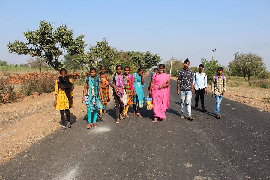 ಐಡಿಹಳ್ಳಿ ಹೋಬಳಿಯ ತಿಪಾಪುರ ಗ್ರಾಮಕ್ಕೆ ವಾಹನವಿಲ್ಲದೆ ಕಾಲ್ನಡಿಗೆಯಲ್ಲಿ ತೆರಳುತ್ತಿರುವ ವಿದ್ಯಾರ್ಥಿಗಳು ಹಾಗೂ ಆಶಾ ಕಾರ್ಯಕರ್ತೆ