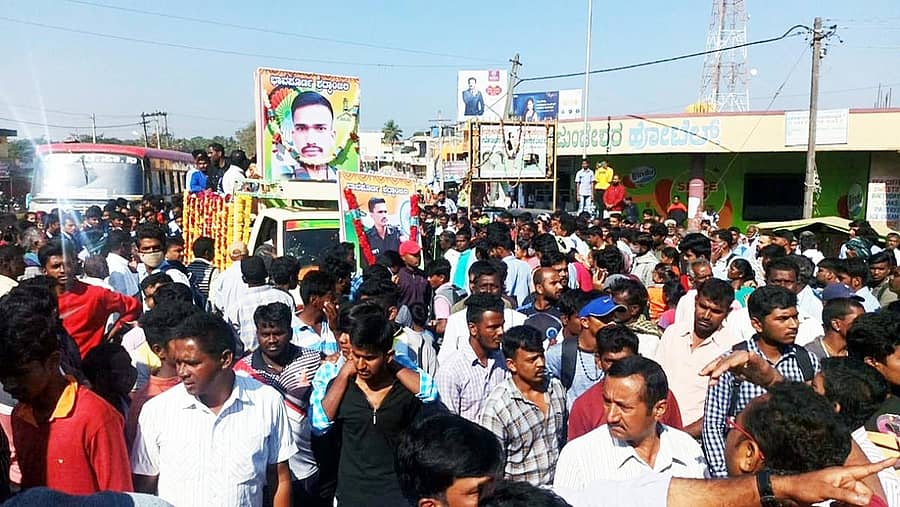 ಮೃತಯೋಧ ರಾಕೇಶ್ ಅವರ ಪಾರ್ಥಿವ ಶರೀರದ ಮೆರವಣಿಗೆ ಅರಕಲಗೂಡಿನ ಅನಕೃ ವೃತ್ತಕ್ಕೆ ಬಂದಾಗ ಕಂಡು ಬಂದ ಜನಸ್ತೋಮ