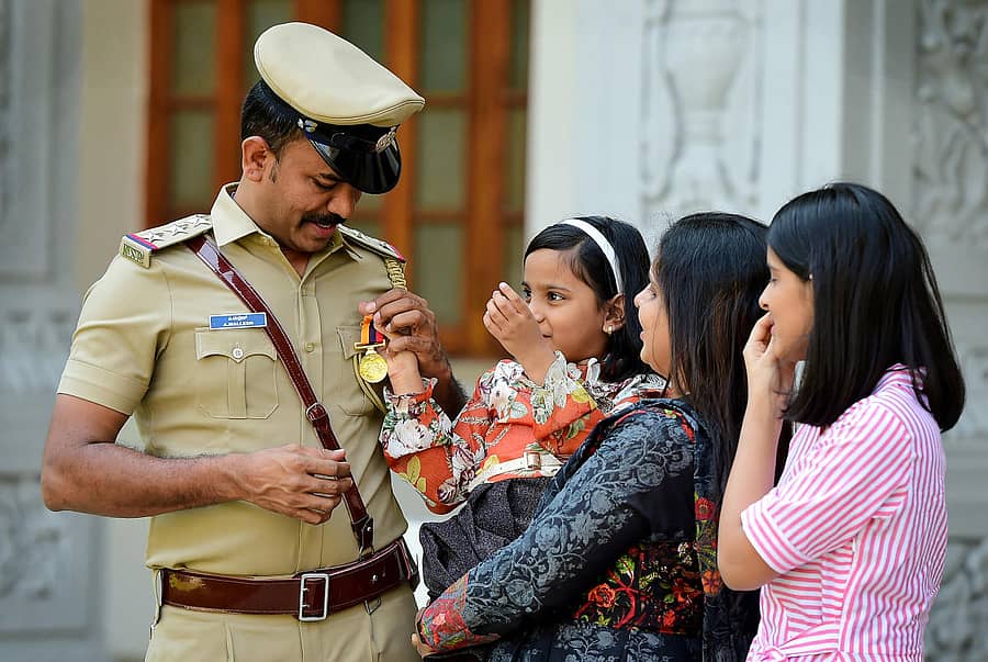 ವಿಧಾನಸೌಧದಲ್ಲಿ ಸೋಮವಾರ ನಡೆದ ಮುಖ್ಯಮಂತ್ರಿ ಪದಕ ಪ್ರದಾನ ಸಮಾರಂಭದಲ್ಲಿ ಪದಕ ಪಡೆದ ಮೈಸೂರಿನ ಮೇಟಗಳ್ಳಿ ಪೊಲೀಸ್ ಠಾಣೆ ಇನ್ಸ್ಪೆಕ್ಟರ್ ಎ. ಮಲ್ಲೇಶ್ ತಮ್ಮ ಮಗಳೊಂದಿಗೆ ಸಂಭ್ರಮಿಸಿದ ಕ್ಷಣ -ಪ್ರಜಾವಾಣಿ ಚಿತ್ರ/ ರಂಜು ಪಿ