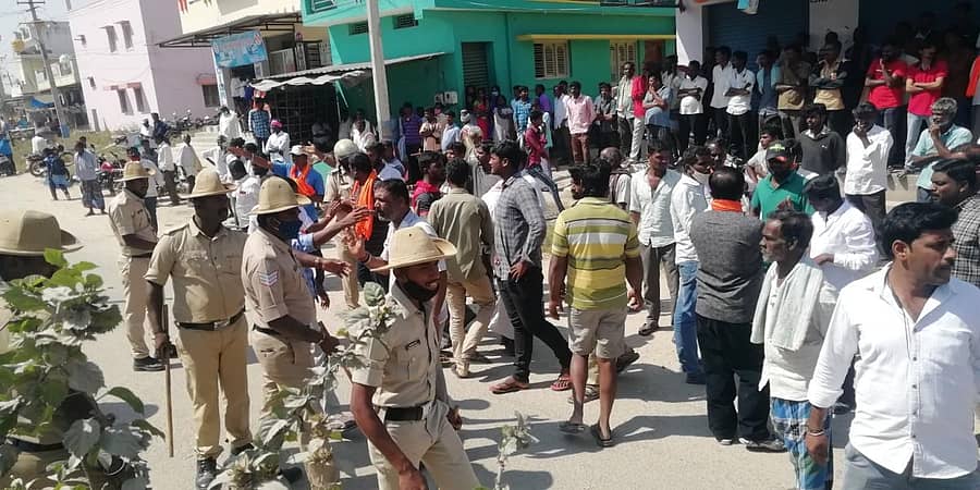 ಕೆಜಿಎಫ್‌ ಹೊರವಲಯದ ಕ್ಯಾಸಂಬಳ್ಳಿ ಗ್ರಾಮ ಪಂಚಾಯಿತಿಗೆ ಸೋಮವಾರ ನಡೆದ ಅಧ್ಯಕ್ಷ ಮತ್ತು ಉಪಾಧ್ಯಕ್ಷ ಸ್ಥಾನ ಚುನಾವಣೆಯಲ್ಲಿ ಅಸಹನೆ ವ್ಯಕ್ತಪಡಿಸಿದ ಗುಂಪನ್ನು ಪೊಲೀಸರು ಚದುರಿಸಿದರು