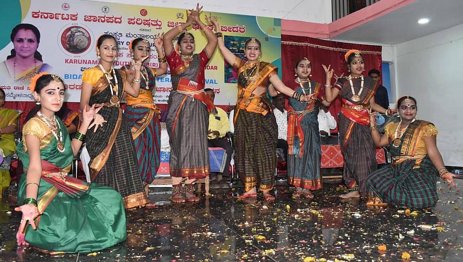 ಬೀದರ್ನಲ್ಲಿ ಸೋಮವಾರ ನಡೆದ ಜಿಲ್ಲಾ ಮಟ್ಟದ ಜಾನಪದ ಸಾಹಿತ್ಯ ಸಮ್ಮೇಳನದ ಎರಡನೇ ದಿನದ ಕಾರ್ಯಕ್ರಮದಲ್ಲಿ ನಾಟ್ಯಶ್ರೀ ನೃತ್ಯಾಲಯದ ವಿದ್ಯಾರ್ಥಿಗಳು ಜಾನಪದ ನೃತ್ಯ ಪ್ರದರ್ಶಿಸಿದರು