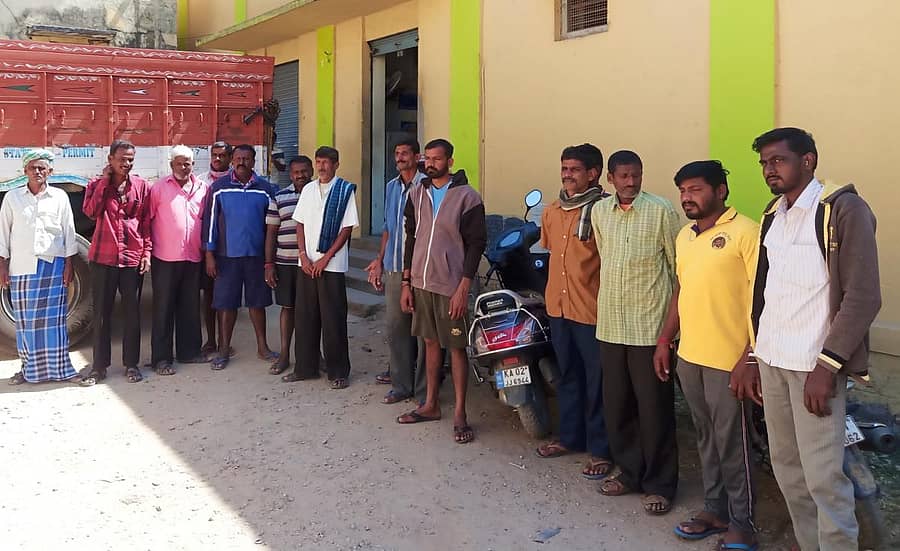 ಹೊಳೆನರಸೀಪುರದ ಟಿಎಪಿಸಿಎಂಎಸ್ ಗೋದಾಮು ಬಳಿ ಹಮಾಲರು ಪ್ರತಿಭಟನೆ ನಡೆಸಿದರು