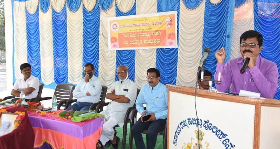 ಲಿಂ. ಶಿವಪ್ಪ ವಿರೂಪಾಕ್ಷಪ್ಪ ಅಂಡಗಿ ದತ್ತಿ ಉಪನ್ಯಾಸ ಕಾರ್ಯಕ್ರಮದಲ್ಲಿ ಡಾ.ಶಿವರಂಜನ್ ಸತ್ಯಂಪೇಟೆ ಮಾತನಾಡಿದರು.