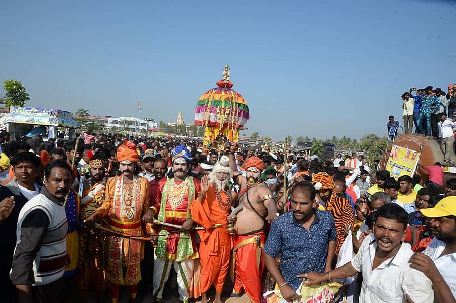 ದಾವಣಗೆರೆ ಜಿಲ್ಲೆ ಹರಿಹರ ತಾಲ್ಲೂಕಿನ ರಾಜನಹಳ್ಳಿಯಲ್ಲಿ ನಡೆಯುತ್ತಿರುವ ವಾಲ್ಮೀಕಿ ಜಾತ್ರೆಯಲ್ಲಿ ಮಂಗಳವಾರ ರಥೋತ್ಸವ ನಡೆಯಿತುಪ್ರಜಾವಾಣಿ ಚಿತ್ರ: ಸತೀಶ ಬಡಿಗೇರ್‌