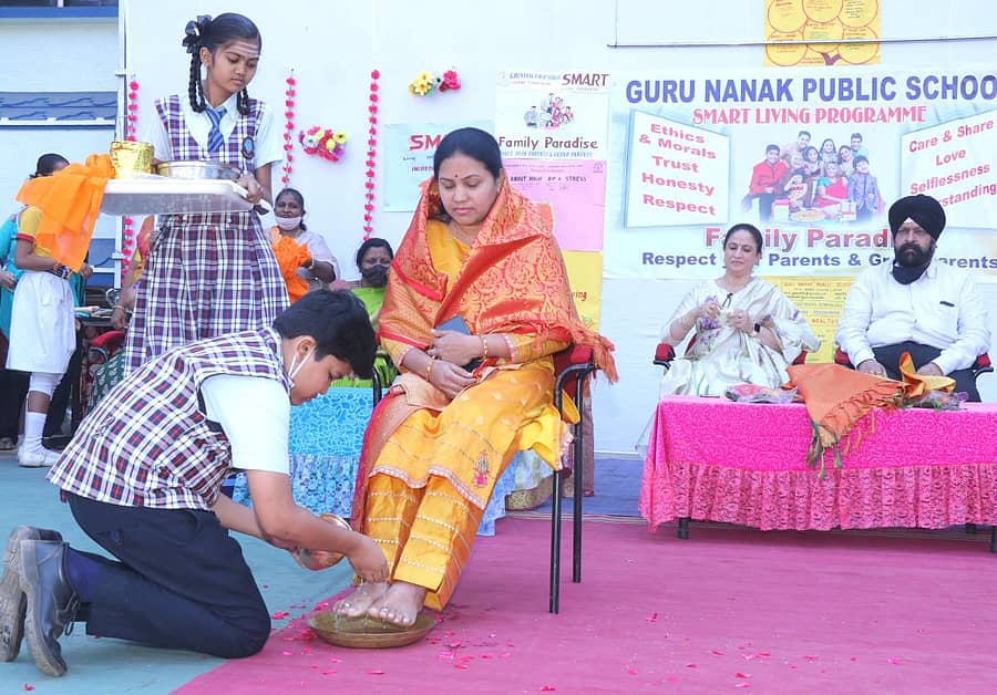 ಬೀದರ್ನ ಗುರುನಾನಕ ಪಬ್ಲಿಕ್ ಶಾಲೆಯಲ್ಲಿ ವಿದ್ಯಾರ್ಥಿಗಳು ಪಾಲಕರ ಪಾದ ತೊಳೆದು ಪೂಜೆ ಮಾಡಿದರು