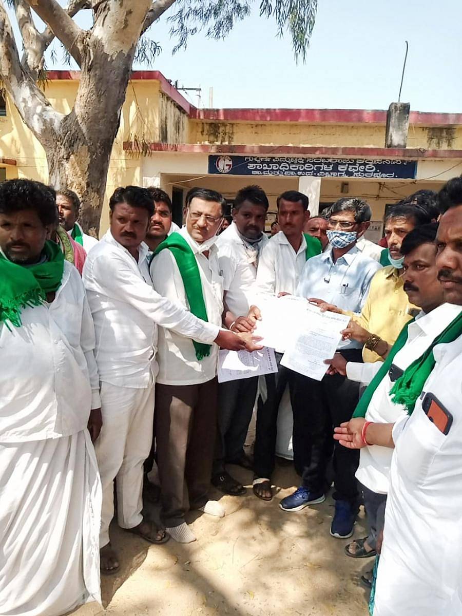 ಸುರಪುರ ತಾಲ್ಲೂಕಿನ ರೈತರ ಪಂಪ್ಸೆಟ್ಗಳಿಗೆ ದಿನಕ್ಕೆ 15 ತಾಸು ವಿದ್ಯುತ್ ಪೂರೈಸಬೇಕು ಎಂದು ಆಗ್ರಹಿಸಿ ಜೆಸ್ಕಾಂ ಅಧಿಕಾರಿಗೆ ರೈತರು ಮಂಗಳವಾರ ಮನವಿ ಸಲ್ಲಿಸಿದರು