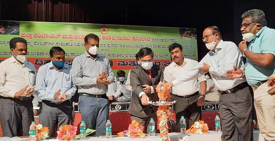 ಕೋಲಾರದಲ್ಲಿ ಮಂಗಳವಾರ ನಡೆದ ಸಫಾಯಿ ಕರ್ಮಚಾರಿ ನೇಮಕಾತಿ ನಿಷೇಧ ಮತ್ತು ಪುನರ್ವಸತಿ ಕುರಿತ ಜಾಗೃತಿ ಕಾರ್ಯಕ್ರಮವನ್ನು ಜಿಲ್ಲಾ ಕಾನೂನು ಸೇವಾ ಪ್ರಾಧಿಕಾರದ ಸದಸ್ಯ ಕಾರ್ಯದರ್ಶಿ ಸಿ.ಎಚ್.ಗಂಗಾಧರ್ ಉದ್ಘಾಟಿಸಿದರು.