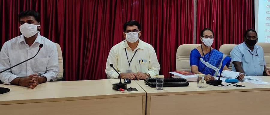 ಜಿಲ್ಲಾ ಪಂಚಾಯಿತಿ ಸಭಾಂಗಣದಲ್ಲಿ ತಾಲ್ಲೂಕಿನ ವಿವಿಧ ಖಾಸಗಿ ಸಂಸ್ಥೆಗಳಿಗೆ ಮಹಿಳೆಯರ ಮೇಲಿನ ಲೈಂಗಿಕ ಕಿರುಕುಳ ಅಧಿನಿಯಮ 2019ರ ಕುರಿತು ಸಭೆ ನಡೆಯಿತು.