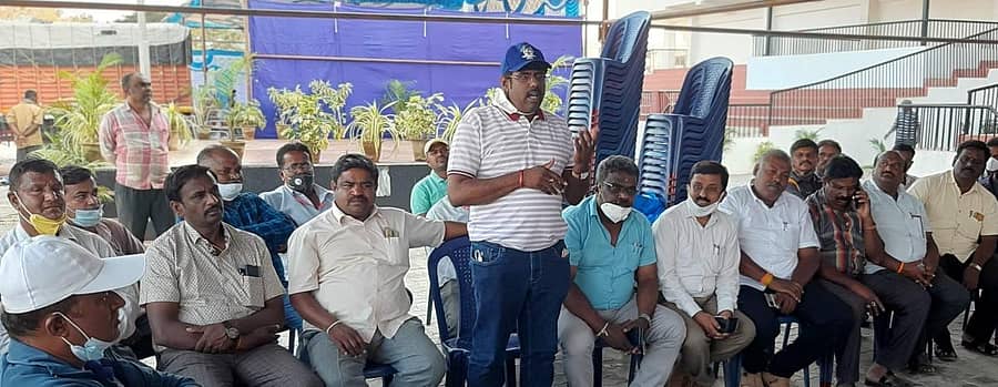 ಸರ್ಕಾರಿ ನೌಕರರ ಕ್ರೀಡಾಕೂಟದ ಸಿದ್ಧತೆ ಸಂಬಂಧ ಕೋಲಾರದಲ್ಲಿ ಮಂಗಳವಾರ ನಡೆದ ಸಭೆಯಲ್ಲಿ ಜಿಲ್ಲಾ ಸರ್ಕಾರಿ ನೌಕರರ ಸಂಘದ ಅಧ್ಯಕ್ಷ ಜಿ.ಸುರೇಶ್‌ಬಾಬು ಮಾತನಾಡಿದರು.