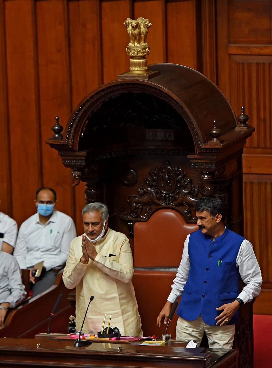 ಸಭಾಪತಿಯಾಗಿ ಆಯ್ಕೆಯಾದ ಬಸವರಾಜ ಹೊರಟ್ಟಿ ಅವರಿಗೆ ಪೀಠ ಬಿಟ್ಟುಕೊಟ್ಟ ಉಪಸಭಾಪತಿ ಎಂ.ಕೆ. ಪ್ರಾಣೇಶ್– ಪ್ರಜಾವಾಣಿ ಚಿತ್ರ