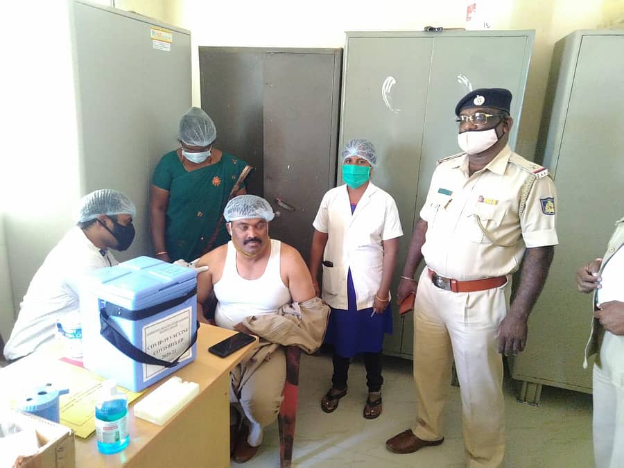 ಸೈದಾಪುರ ಪಟ್ಟಣದ ಸಮುದಾಯ ಆರೋಗ್ಯ ಕೇಂದ್ರದಲ್ಲಿ ಪಿಎಸ್ಐ ಭೀಮರಾಯ ಬಂಕ್ಲಿ ಲಸಿಕೆ ಪಡೆದರು