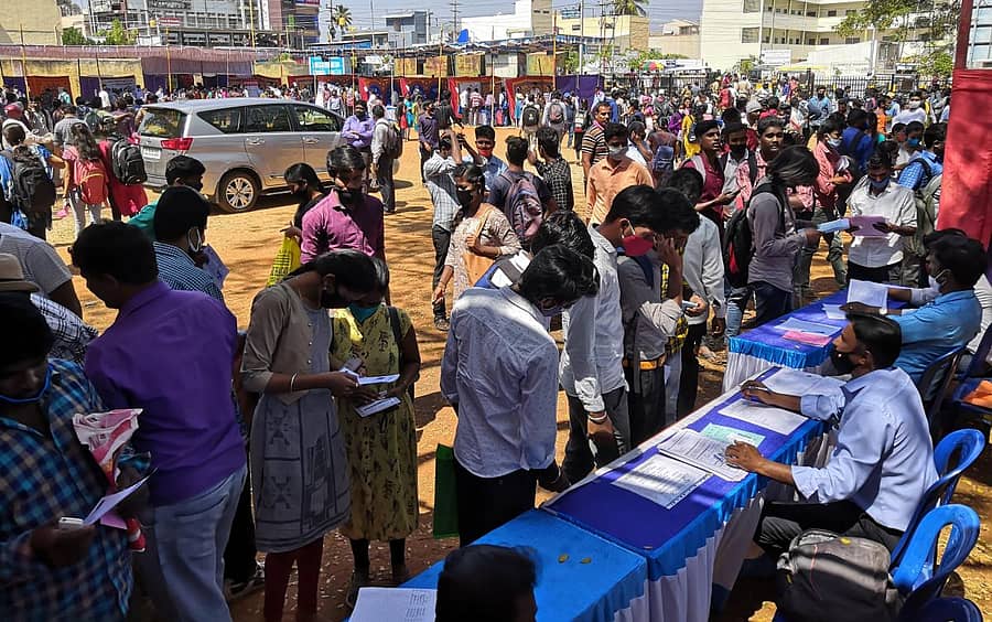 ಉದ್ಯೋಗ ಮೇಳದಲ್ಲಿ ಭಾಗವಹಿಸಿದ್ದ ಉದ್ಯೋಗಾಕಾಂಕ್ಷಿಗಳು