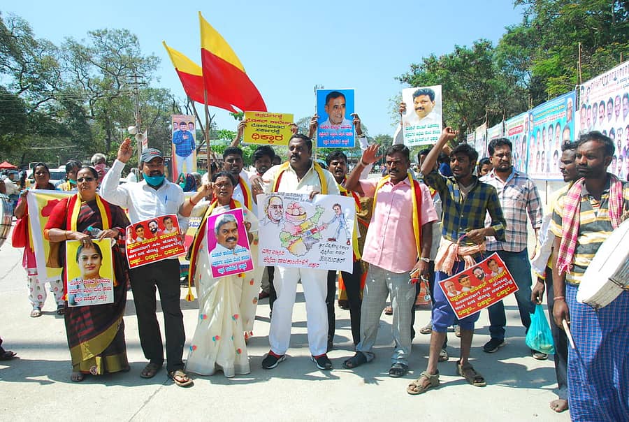 ಚಿತ್ರದುರ್ಗದಲ್ಲಿ ಸರ್ಕಾರಿ ವೈದ್ಯಕೀಯ ಕಾಲೇಜು ನಿರ್ಮಾಣ ಮಾಡುವಂತೆ ಆಗ್ರಹಿಸಿ ಕರ್ನಾಟಕ ನವ ನಿರ್ಮಾಣ ಸೇನೆ ಕಾರ್ಯಕರ್ತರು ಮಂಗಳವಾರ ಪ್ರತಿಭಟನೆ ನಡೆಸಿದರು.