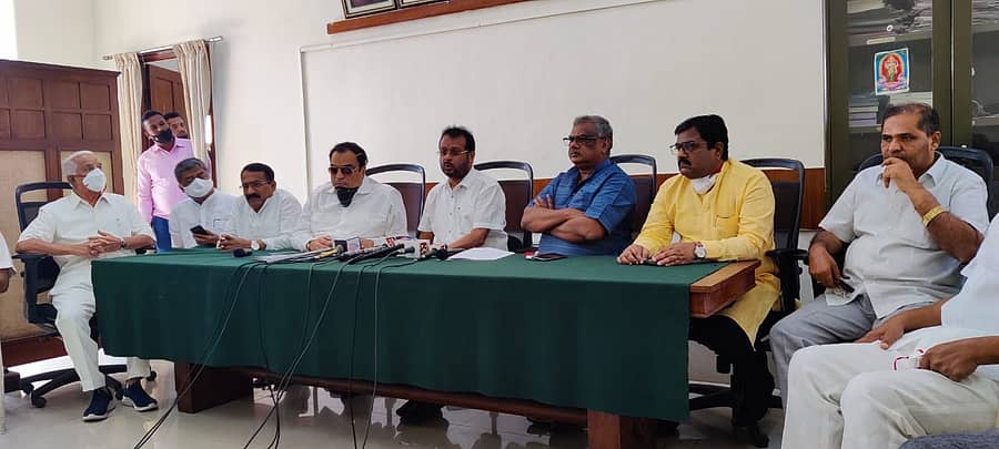 ವಿಧಾನಸೌಧದಲ್ಲಿ ಜಂಟಿ ಪತ್ರಿಕಾಗೋಷ್ಠಿ ನಡೆಸಿದ ವಿಧಾನ ಪರಿಷತ್ನ ಕಾಂಗ್ರೆಸ್ ಸದಸ್ಯರು
