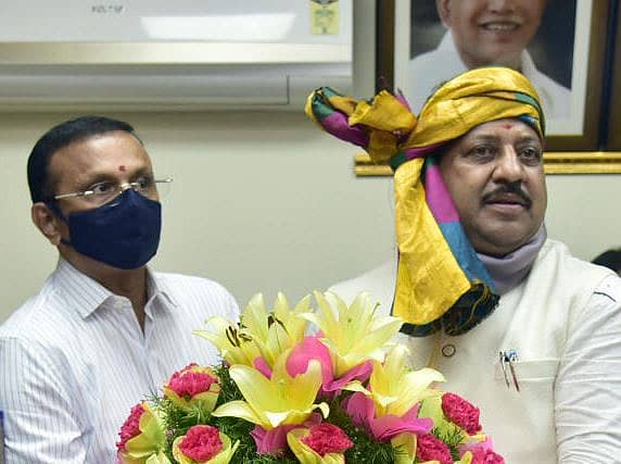 ಬಿಡಿಎ ಅಧ್ಯಕ್ಷರಾಗಿ ಅಧಿಕಾರ ವಹಿಸಿಕೊಂಡ ಎಸ್‌.ಆರ್‌.ವಿಶ್ವನಾಥ್‌ ಅವರನ್ನು ಬಿಡಿಎ ಆಯುಕ್ತ ಎಚ್‌.ಆರ್‌.ಮಹದೇವ್‌ ಅಭಿನಂದಿಸಿದ ಸಂದರ್ಭ