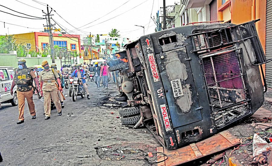 ದೇವರ ಜೀವನಹಳ್ಳಿಯಲ್ಲಿ (ಡಿಜೆ ಹಳ್ಳಿ) ನಡೆದ ಗಲಭೆ ವೇಳೆ ಧ್ವಂಸಗೊಂಡಿದ್ದ ಪೊಲೀಸ್‌ ವಾಹನ 