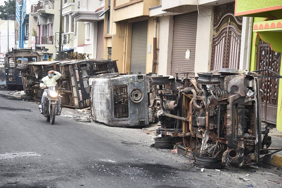 ಡಿ.ಜೆ.ಹಳ್ಳಿ ಠಾಣೆ ಎದುರು ಗಲಭೆ ವೇಳೆ ದುಷ್ಕರ್ಮಿಗಳು ಸುಟ್ಟು ಹಾಕಿದ್ದ ಪೊಲೀಸರ ವಾಹನಗಳು – ಪ್ರಜಾವಾಣಿ ಚಿತ್ರ