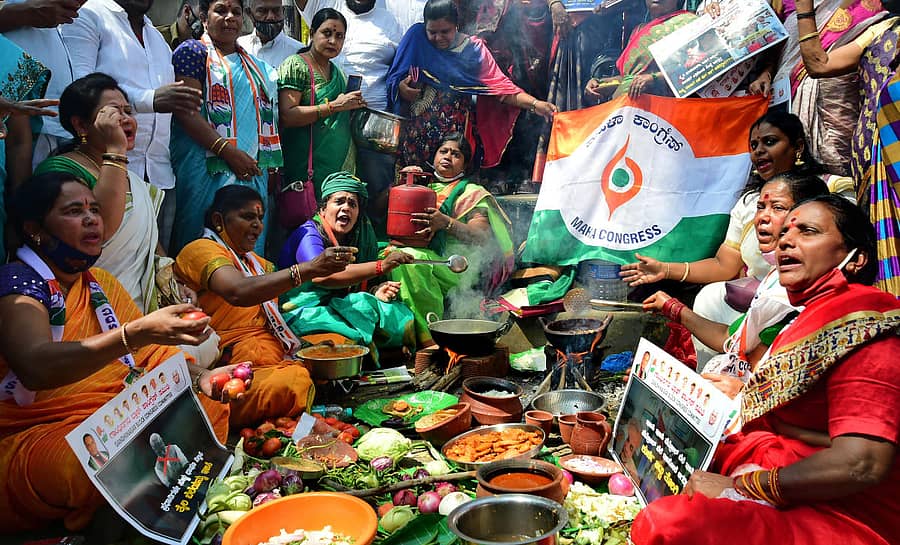 ಪೆಟ್ರೋಲ್, ಡೀಸೆಲ್, ಅಡುಗೆ ಅನಿಲ ಬೆಲೆ ಏರಿಕೆ ಖಂಡಿಸಿ ಬೆಂಗಳೂರಿನಲ್ಲಿ ಮಂಗಳವಾರ ಕಾಂಗ್ರೆಸ್ ಕಾರ್ಯಕರ್ತರು ರಸ್ತೆಯಲ್ಲೇ ಅಡುಗೆ ಮಾಡುವ ಮೂಲಕ ಪ್ರತಿಭಟನೆ ನಡೆಸಿದರು -ಪ್ರಜಾವಾಣಿ ಚಿತ್ರ